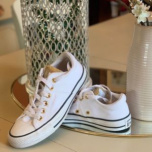 Women’s Size 7 Converse All-Stars.